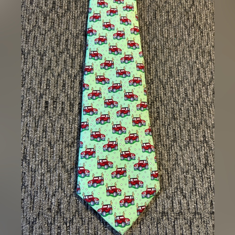 NWOT Vineyard Vines "Woody & Tree" Silk Christmas Themed Tie